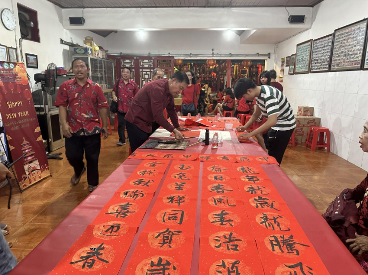 茍皓東為華人朋友現(xiàn)場寫春聯(lián)送福字。巴陵康孔子學(xué)院供圖