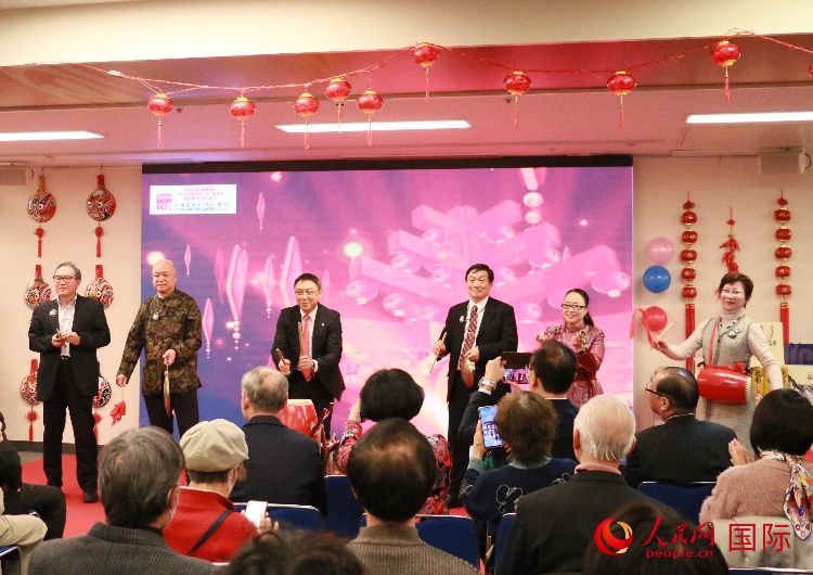 打擊樂合奏《春節(jié)序曲》。人民網 許可攝