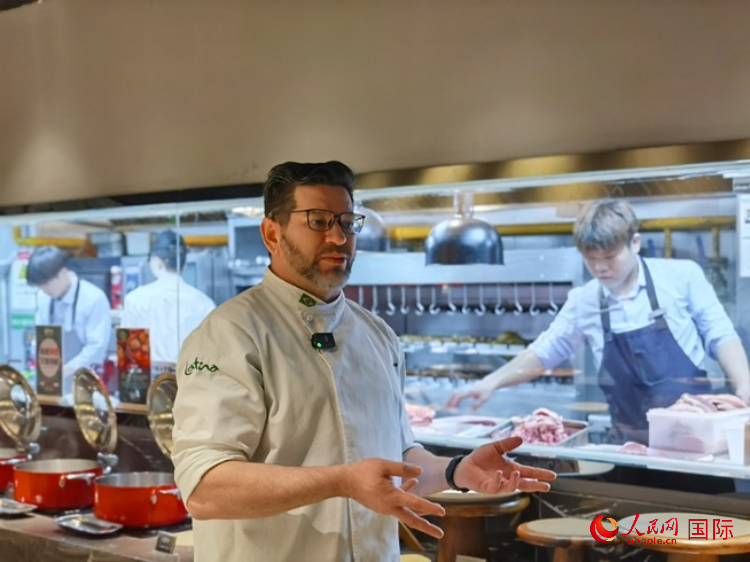 巴西主廚路易斯。人民網(wǎng)記者 魯揚攝