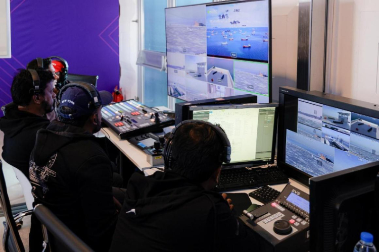 工作人員在監(jiān)控比賽。主辦方供圖