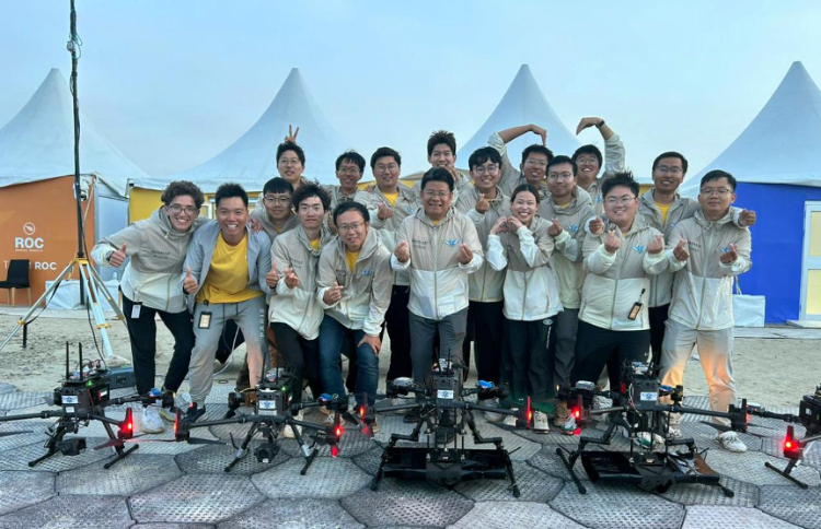 飛鷹隊部分隊員在賽后合影。北京理工大學供圖