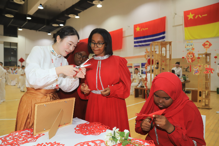 中國(guó)剪紙藝術(shù)吸引當(dāng)?shù)厝耸繀⑴c體驗(yàn)。陳錦俊攝