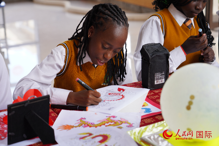 學(xué)生在畫龍。人民網(wǎng)記者 黃煒鑫攝