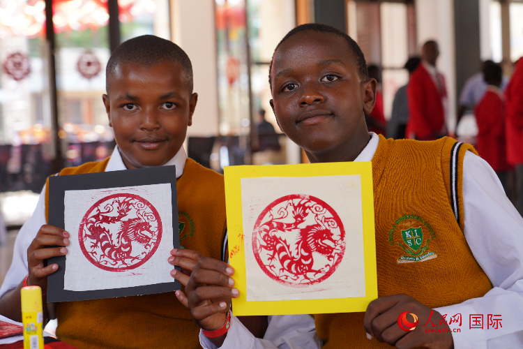 學(xué)生展示拓印作品。人民網(wǎng)記者 黃煒鑫攝