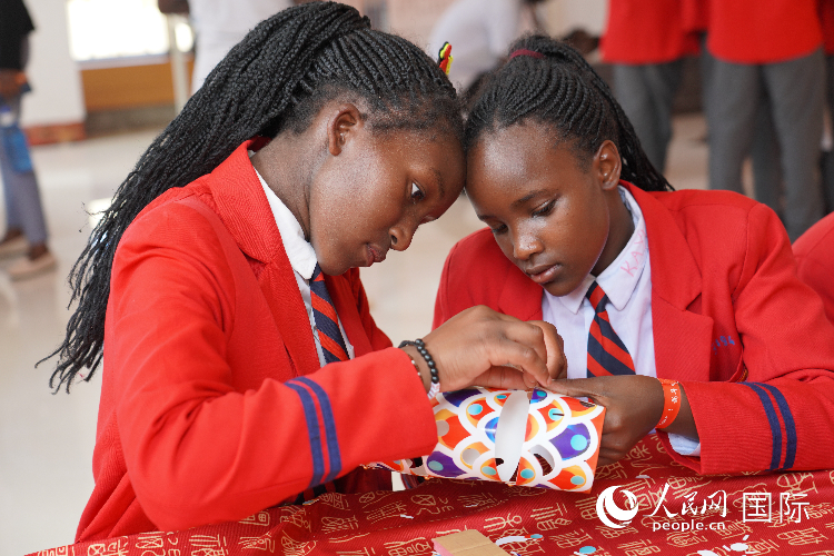 學(xué)生在手工制作紙龍。人民網(wǎng)記者 黃煒鑫攝