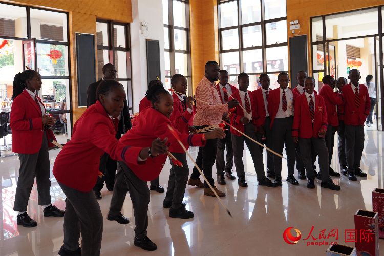 師生在體驗(yàn)投壺游戲。人民網(wǎng)記者 黃煒鑫攝