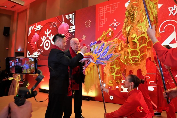 張漢暉（左）、施威特科（右）共同為彩龍點睛。于子恒攝