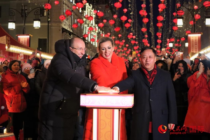 張漢暉、扎哈羅娃、科茲洛夫（從右至左）共同按下活動啟動按鈕。于子恒攝