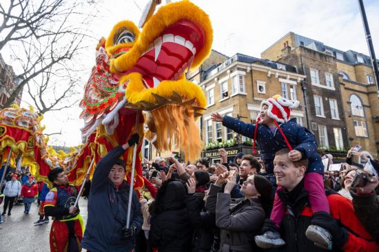 2月11日，人們在英國倫敦的新春巡游活動中觀看舞龍表演。新華社發(fā)（史蒂芬·程攝）