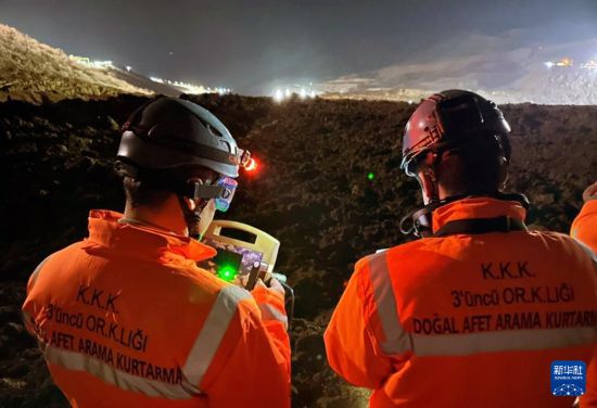 2月13日，救援人員在土耳其東部埃爾津詹省伊利奇區(qū)礦難現(xiàn)場工作。新華社發(fā)（穆斯塔法·卡亞攝）