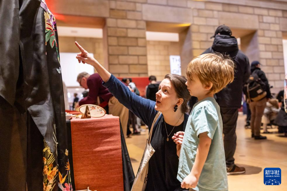 2月11日，參觀(guān)者在美國(guó)費(fèi)城藝術(shù)博物館舉行的龍年迎新春活動(dòng)上觀(guān)看中國(guó)傳統(tǒng)服飾。新華社發(fā)（周煥新攝）