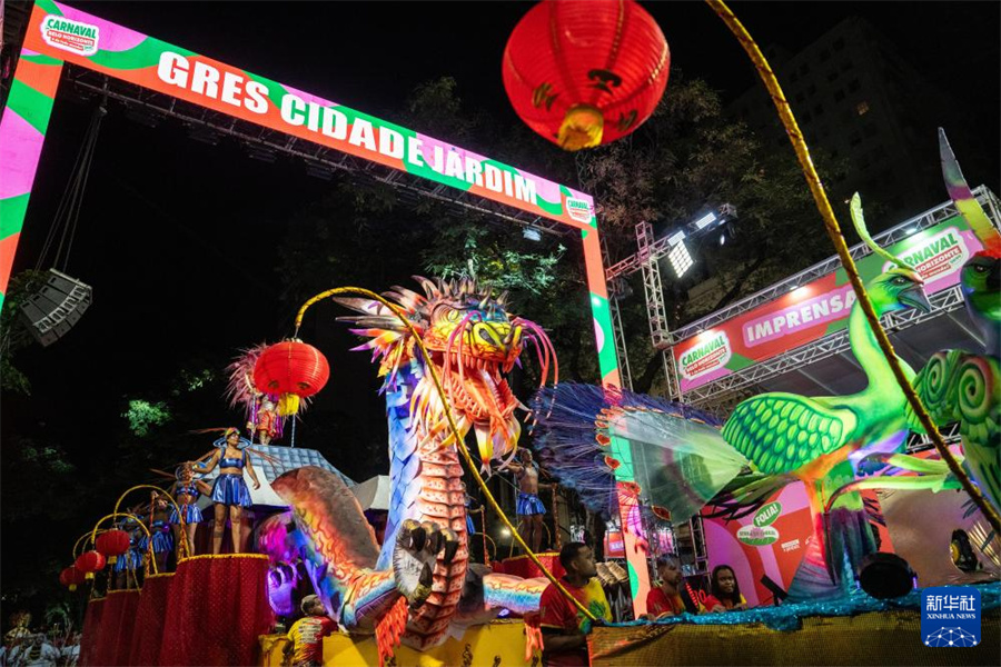 這是2月14日凌晨在巴西貝洛奧里藏特拍攝的“城市花園”舞校的花車。新華社記者 王天聰攝