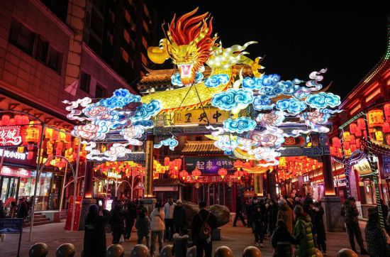 2月11日，游客在沈陽中街游覽。春節(jié)期間，各地?zé)艋痂?、火樹銀花，呈現(xiàn)出一幕幕流光溢彩的視覺盛宴。（新華社記者潘昱龍攝）