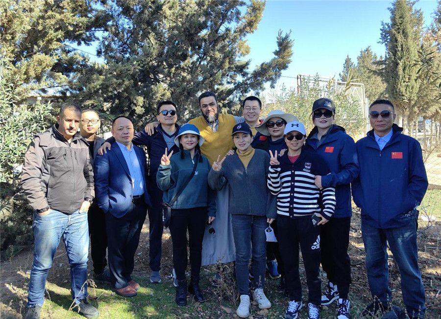 中國醫(yī)生們與穆罕默德一家人合影留念。中國第28批援阿爾及利亞醫(yī)療隊塞地夫分隊供圖