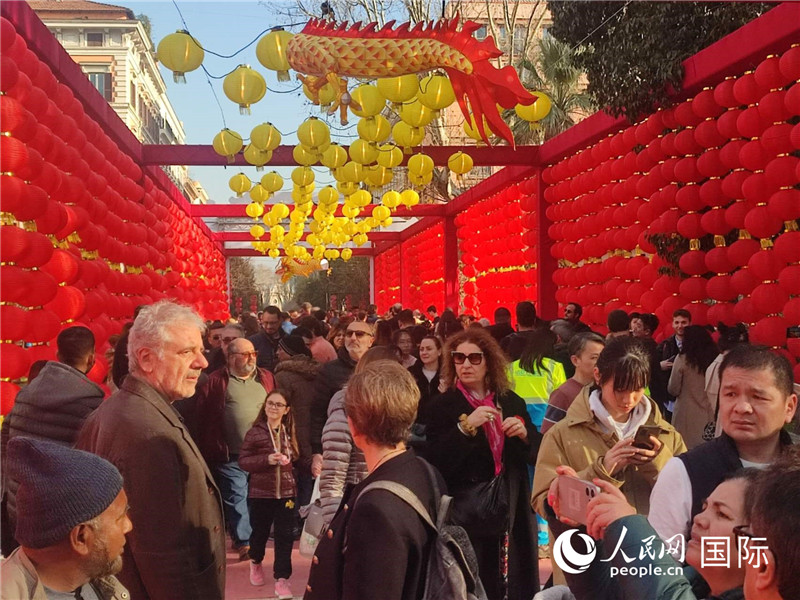 游園會入口處張燈結(jié)彩，人流如織。人民網(wǎng)記者鄭彬攝