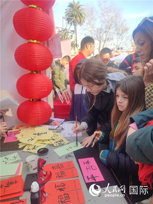 羅馬當?shù)孛癖妼h字充滿興趣。人民網(wǎng)記者鄭彬攝