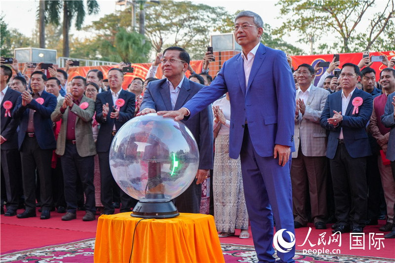 敏昂萊主席和陳海大使在中方援建和改造升級的仰光杜溫納國家體育館前共同按亮水晶球，啟動“錦繡唐人街”新春慶典-人民網(wǎng)記者謝佳君攝