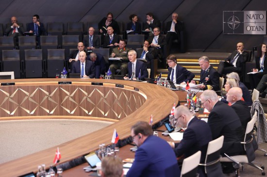 這是2月15日在比利時(shí)布魯塞爾拍攝的北約防長(zhǎng)會(huì)現(xiàn)場(chǎng)。為期一天的北約成員國(guó)國(guó)防部長(zhǎng)會(huì)議15日在比利時(shí)首都布魯塞爾結(jié)束。會(huì)議就加強(qiáng)北約的威懾和防御以及對(duì)烏克蘭的支持等問(wèn)題展開討論。新華社記者趙丁喆攝