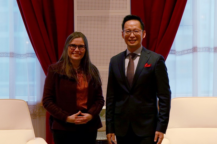 冰島總理雅各布斯多蒂爾（右一）與中國駐冰島大使何儒龍合影。中國駐冰島大使館供圖