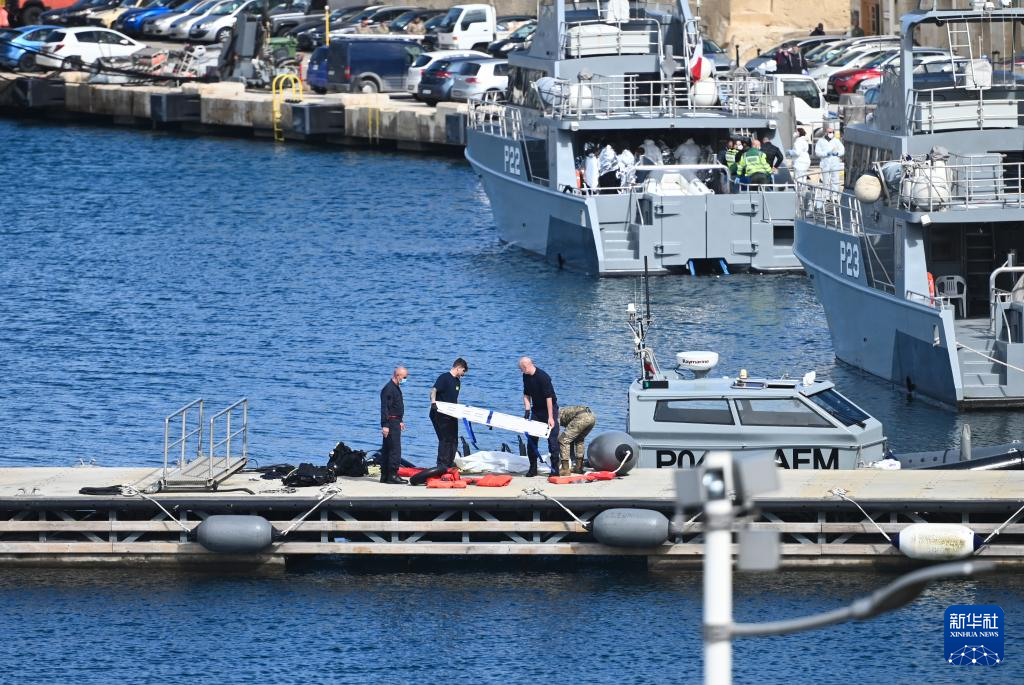 2月23日，在馬耳他皮耶塔，工作人員準(zhǔn)備搬運(yùn)一具非法移民遇難者遺體。新華社發(fā)（喬納森·博格攝）