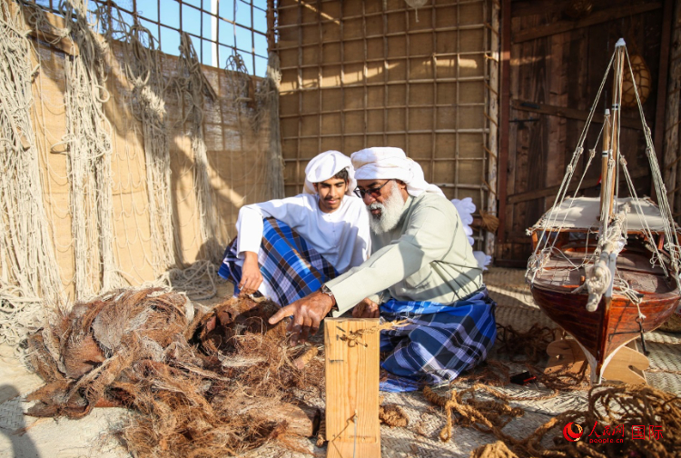 手工藝者展示如何用棕櫚葉制作繩子。人民網(wǎng) 塔里克·易卜拉欣攝