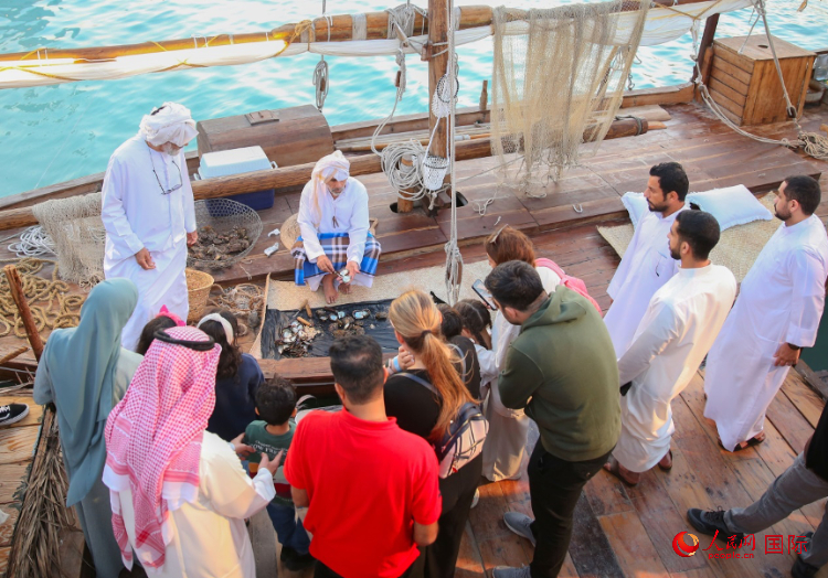 游客了解采珠工作。人民網(wǎng) 塔里克·易卜拉欣攝