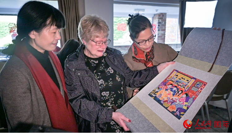 贈(zèng)送舟山漁民畫。人民網(wǎng) 郭錦標(biāo)攝