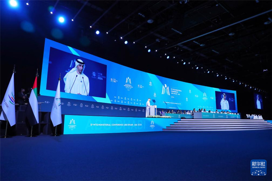 2月26日，在阿聯(lián)酋首都阿布扎比，阿聯(lián)酋外貿(mào)國務(wù)部長、世貿(mào)組織第13屆部長級會議主席薩尼·澤尤迪在世界貿(mào)易組織第13屆部長級會議開幕式上致辭。新華社發(fā)（世界貿(mào)易組織供圖）