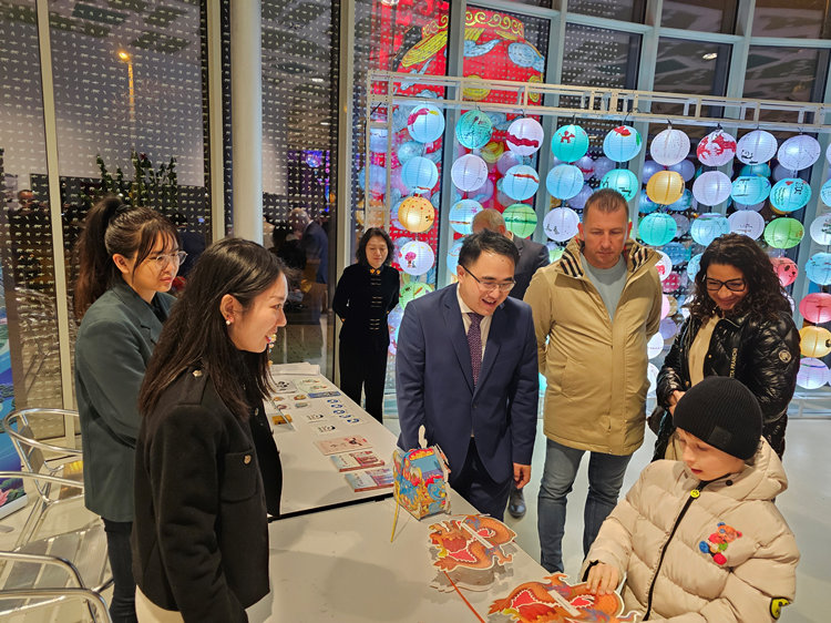 匈牙利小朋友猜燈謎。翟朝暉攝