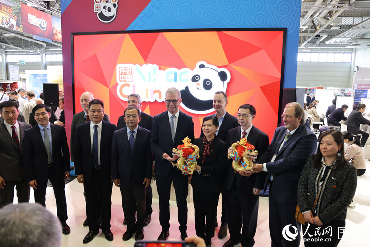 參加中國館開幕式的嘉賓們在“你好 中國” 展臺前合影留念。