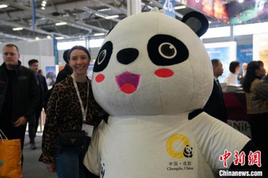 3月5日，2024年柏林國(guó)際旅游交易會(huì)(ITB)在柏林會(huì)展中心拉開(kāi)帷幕。以“你好！中國(guó)”為主題的中國(guó)展區(qū)當(dāng)日亮相展會(huì)。圖為觀眾與大熊貓人偶合影。中新社記者 馬秀秀 攝