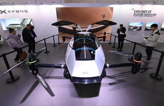 2023年12月1日，在鏈博會(huì)智能汽車(chē)鏈展區(qū)小鵬汽車(chē)展臺(tái)，參觀者觀看一臺(tái)智能飛行器。新華社記者蔡湘鑫攝