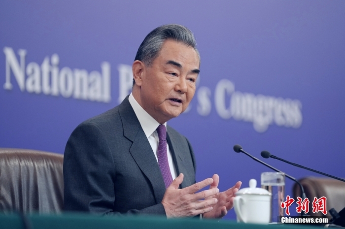 3月7日，十四屆全國(guó)人大二次會(huì)議在北京舉行記者會(huì)，中共中央政治局委員、外交部長(zhǎng)王毅就中國(guó)外交政策和對(duì)外關(guān)系相關(guān)問(wèn)題回答中外記者提問(wèn)。<a target='_blank' href='/'><p  align=