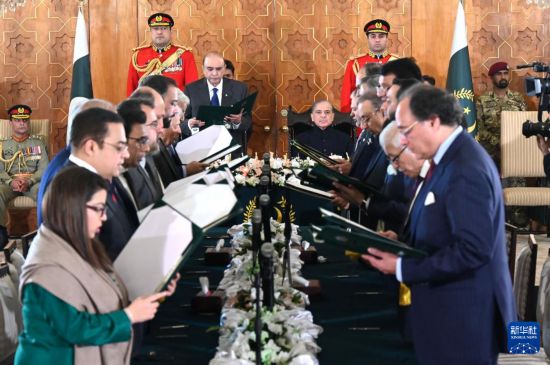   這是3月11日在巴基斯坦首都伊斯蘭堡總統(tǒng)府拍攝的內(nèi)閣宣誓就職儀式。巴基斯坦新內(nèi)閣的19名成員11日在巴總統(tǒng)扎爾達(dá)里和總理夏巴茲見證下，在首都伊斯蘭堡總統(tǒng)府宣誓就職。新華社發(fā)（巴基斯坦新聞與廣播部下轄媒體信息部門供圖）