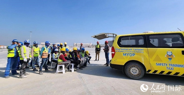 安全宣講出租車在現(xiàn)場播放安全視頻。人民網(wǎng)記者 管克江攝