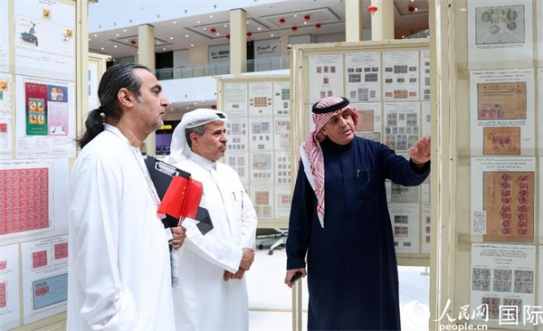 觀眾在欣賞集郵展作品。人民網(wǎng)記者 任皓宇攝