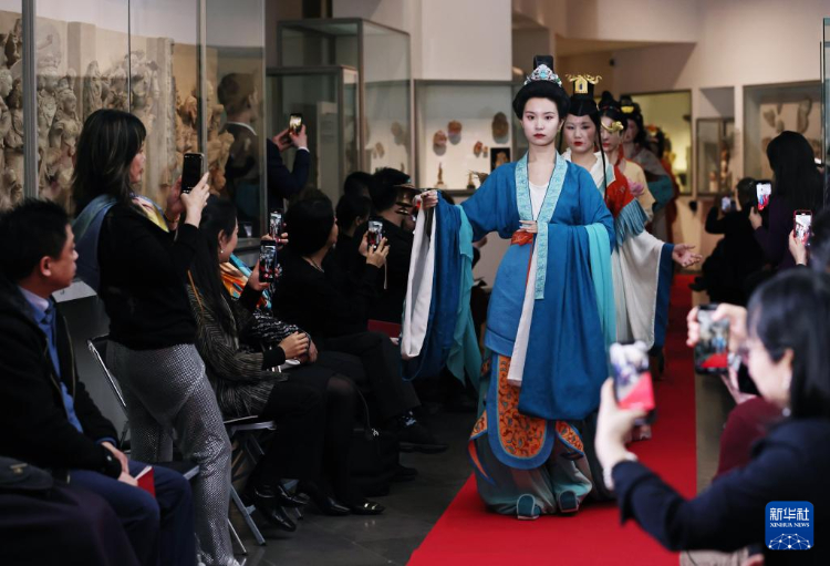 3月13日，在位于法國巴黎的吉美國立亞洲藝術(shù)博物館，模特展示敦煌復(fù)原服飾。新華社記者 高靜 攝