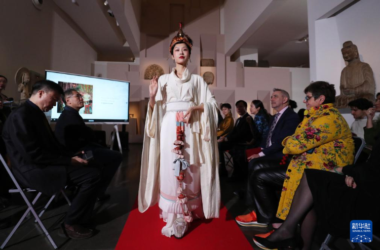 3月13日，在位于法國巴黎的吉美國立亞洲藝術(shù)博物館，模特展示敦煌復(fù)原服飾。新華社記者 高靜 攝