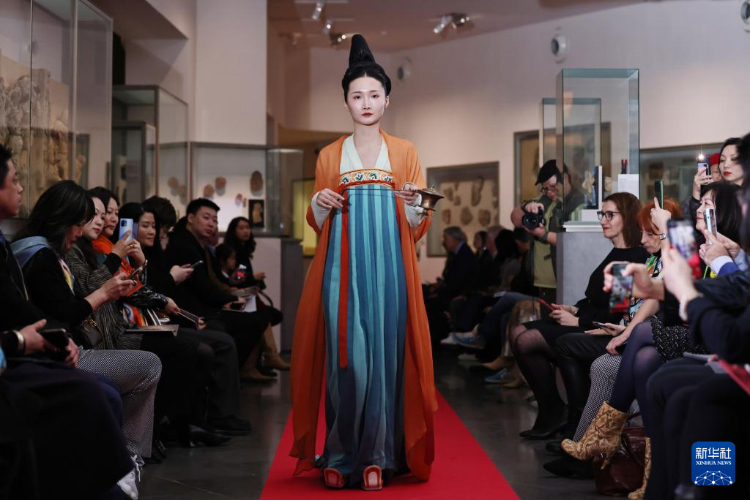 3月13日，在位于法國巴黎的吉美國立亞洲藝術(shù)博物館，模特展示敦煌復(fù)原服飾。新華社記者 高靜 攝