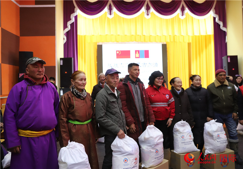 3月18日，向受災(zāi)牧民分發(fā)中方賑災(zāi)物資現(xiàn)場。人民網(wǎng)記者 霍文攝