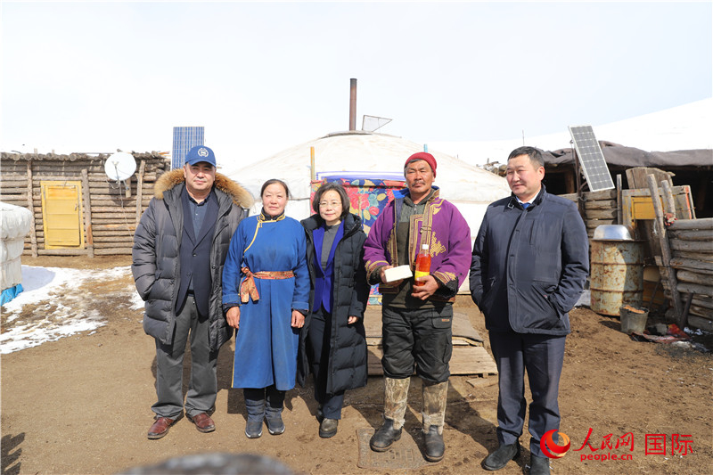 5.3月18日，沈大使與牧民及縣領(lǐng)導(dǎo)合影。人民網(wǎng)記者 霍文攝