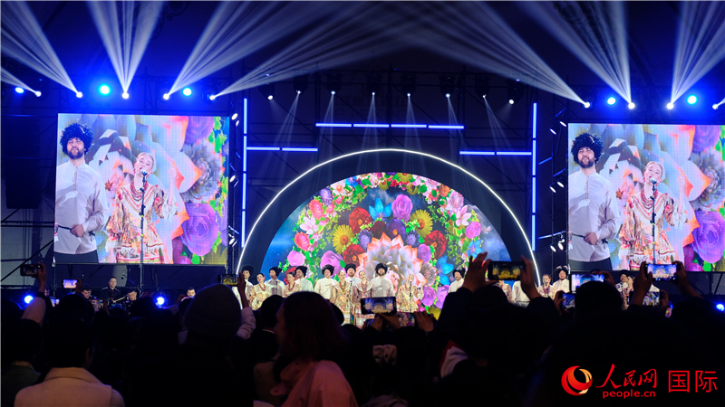 中俄觀眾欣賞俄羅斯傳統(tǒng)歌舞表演。人民網(wǎng) 褚夢(mèng)琦攝