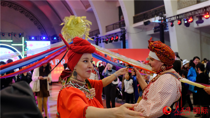 中俄觀眾在現(xiàn)場(chǎng)參與俄羅斯民俗互動(dòng)游戲。人民網(wǎng) 褚夢(mèng)琦攝