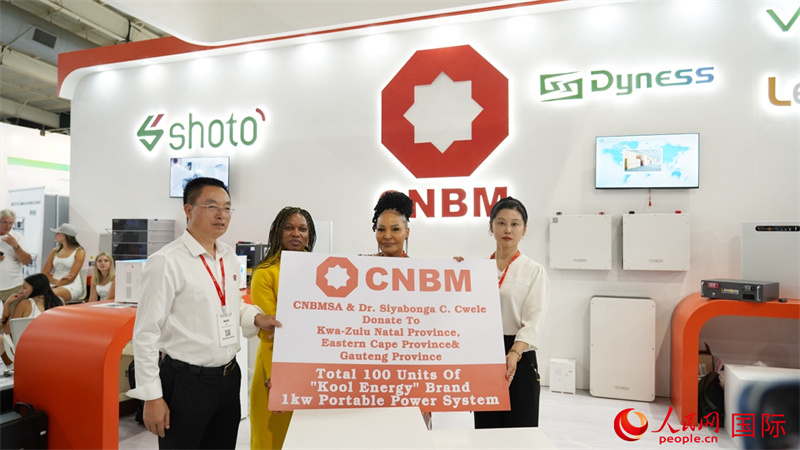 18日下午，中國(guó)建材國(guó)際南非公司向夸祖魯納塔爾省、東開(kāi)普省及豪登省三省的社區(qū)捐贈(zèng)100臺(tái)KOOL ENERGY移動(dòng)電源設(shè)備(UPS)。人民網(wǎng) 劉暢攝