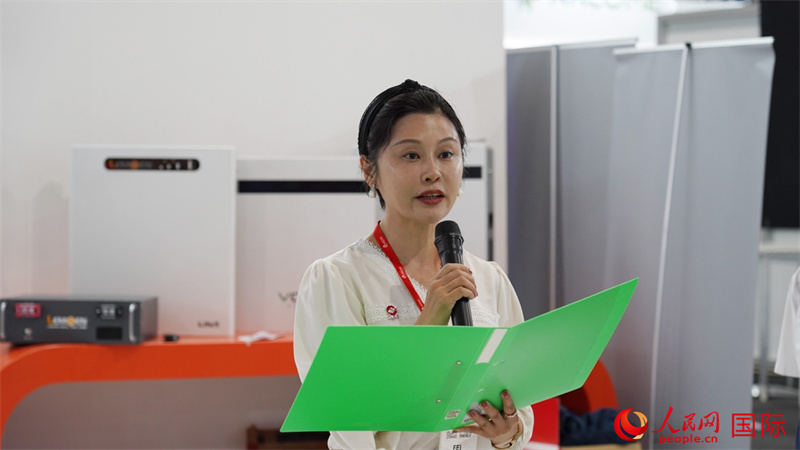 中建材海外經(jīng)濟(jì)合作有限公司總經(jīng)理姜婓致辭。人民網(wǎng) 劉暢攝