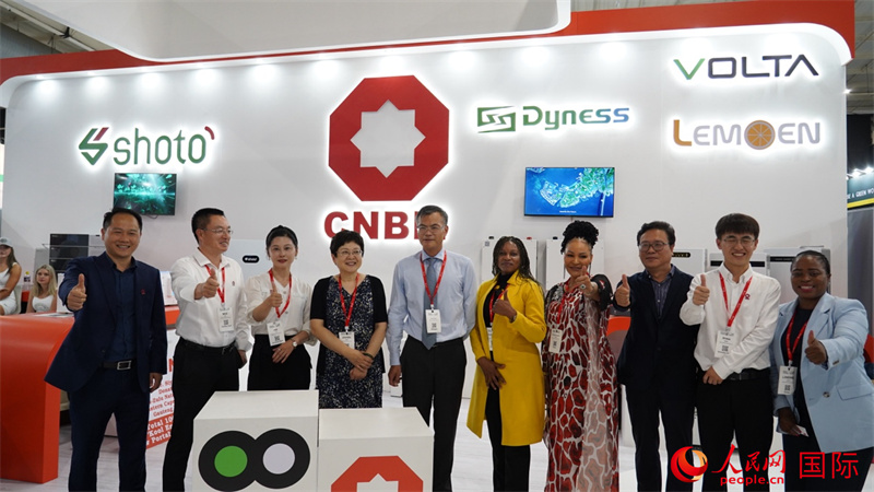 出席嘉賓合影。人民網(wǎng) 劉暢攝