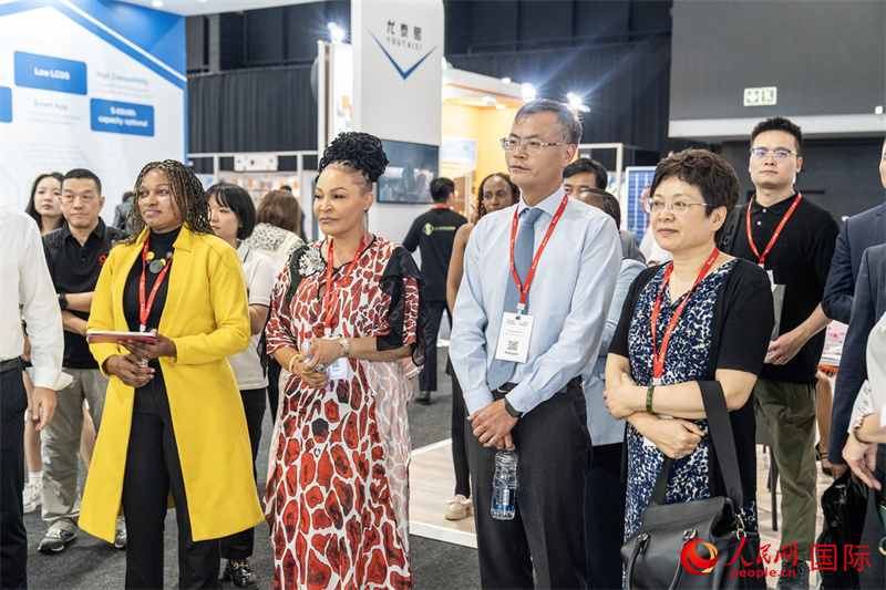 現(xiàn)場(chǎng)嘉賓參與捐贈(zèng)儀式。人民日?qǐng)?bào)非洲中心分社 希拉茲·莫林?jǐn)z