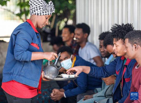 2024年2月16日，在埃塞俄比亞杜凱姆市的東方工業(yè)園，工人在工作間隙休息。 新華社記者 李亞輝 攝