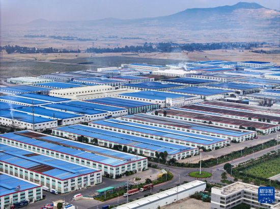這是2023年11月3日在埃塞俄比亞杜凱姆市拍攝的東方工業(yè)園（無人機(jī)照片）。 新華社發(fā)（東方工業(yè)園供圖）