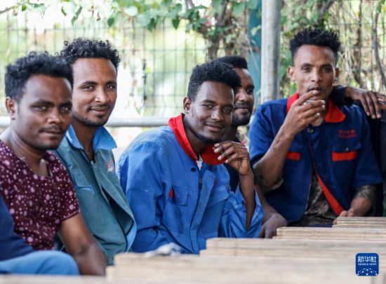 2024年2月16日，在埃塞俄比亞杜凱姆市的東方工業(yè)園，工人在工作間隙休息。 新華社記者 李亞輝 攝